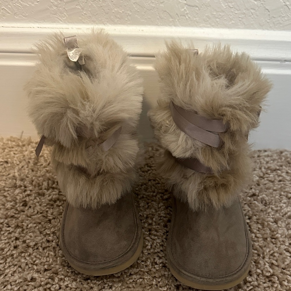 Cozy Tan Fur-Lined Kids Boots size 5